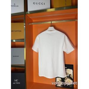 大人気で争奪戦 高い品質を誇る 話題の新作到着！偽物 通販LOEWE半袖Tシャツ