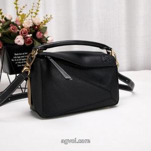 ブランド コピー 通販バッグ美品！    大人っぽい雰囲気 高品質素材を使っているLOEWE..