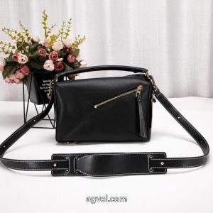 ブランド コピー 通販バッグ美品！    大人っぽい雰囲気 高品質素材を使っているLOEWE..