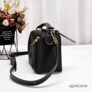 ブランド コピー 通販バッグ美品！    大人っぽい雰囲気 高品質素材を使っているLOEWE..