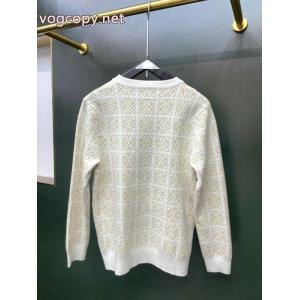 LOEWEロエベの新作オリジナルメンズカジュアルセーターおしゃれなコーディネート