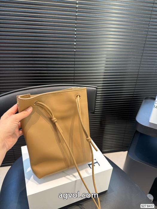 今季大人気のデザイン完売必須ブランド コピー s 級LOEWEバッグ 1