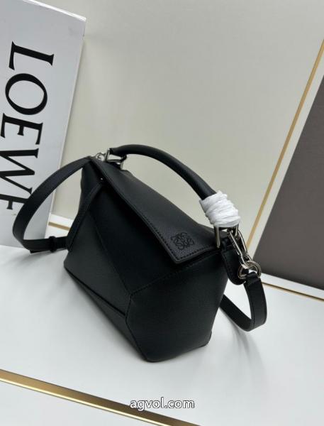 包包最安価格新品 セールで入手! 人気の秋冬新作再登場LOEWEブランド 品 激安 通販. 2