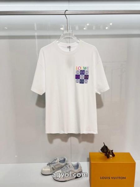 個性的な素材感も魅力 最高級 全民望むな新作半袖Tシャツコピー 商品 販売LOEWE 1